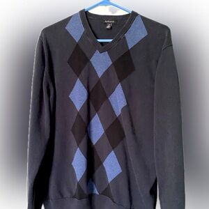 Men’s pullover sweater by Van Heusen. Size large.